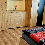 Villa Gruppenunterkunft Mit Pool In *