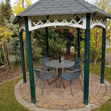 Βίλα Group Hideaway With Pool
